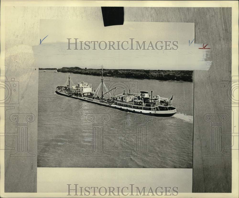 1962 Press Photo U.S. Tanker on Panama River in Argentina - hps08370- Historic Images