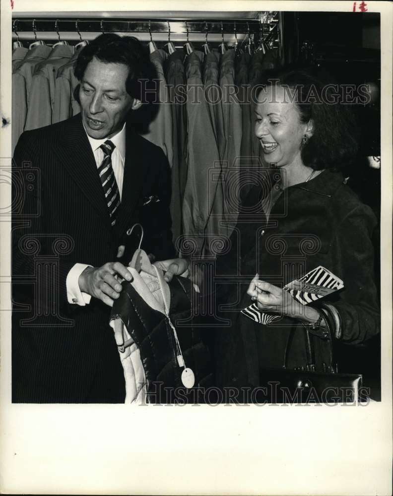 1974 Press Photo Bob Lee with Customer Frances Evans - hps08408- Historic Images