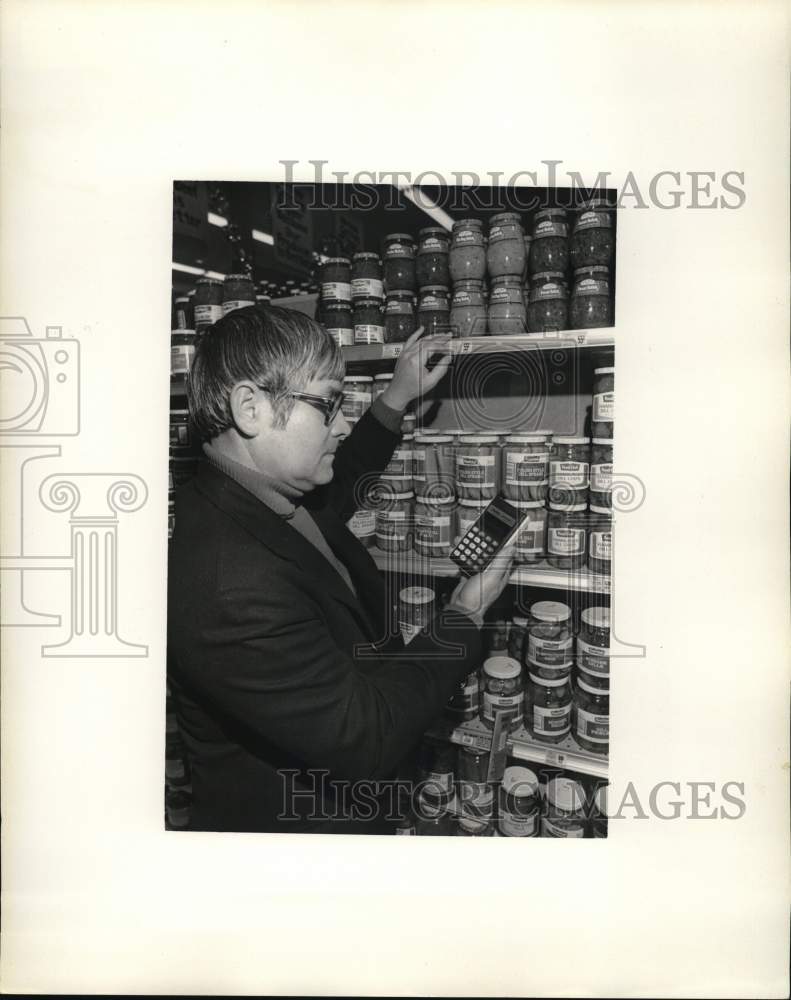 1976 Press Photo Man calculates Cost in Grocery Store - hps08414- Historic Images