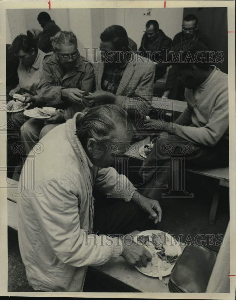 1971 Press Photo Thanksgiving Day Meal at Miracle of God Mission in Houston- Historic Images