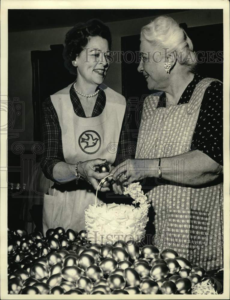 1962 Press Photo Mrs. A. B. Belstrom, Mrs. Claude Cody of the Blue Bird Clinic- Historic Images