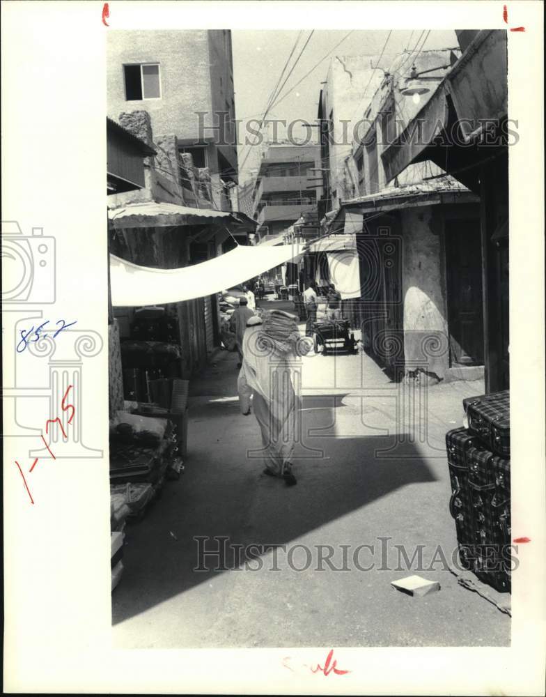 1980 Press Photo Manama souk peddles luggage and bags in Bahrain - hps08506- Historic Images