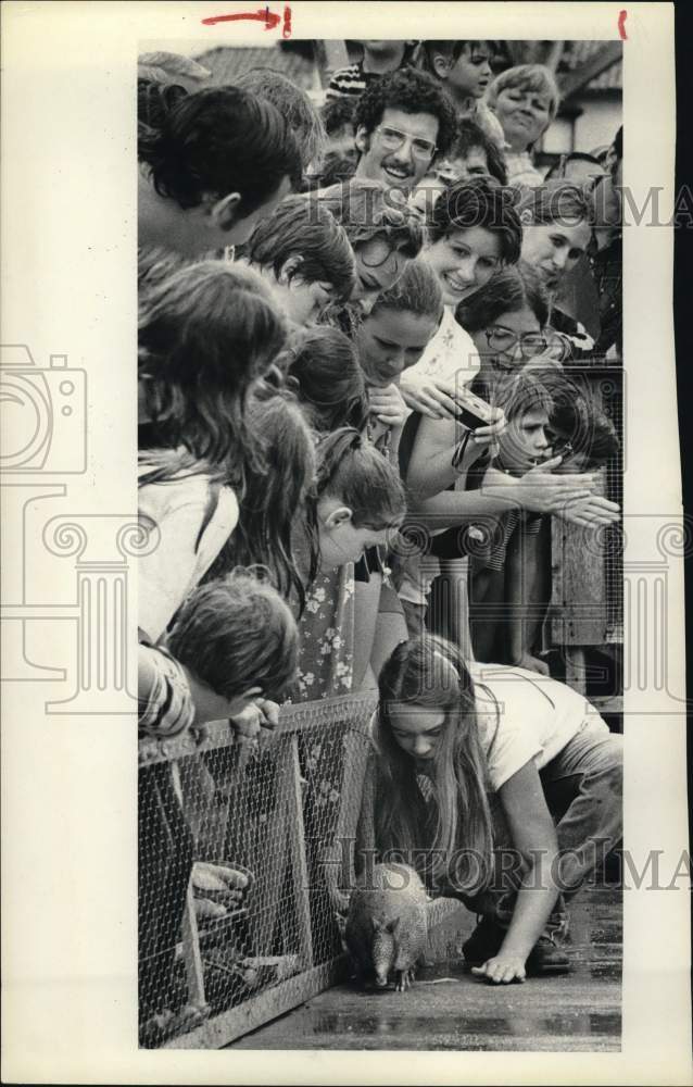 1978 Press Photo Shaelyn Morris with Armadillo in Cystic Fibrosis Armadillo Race- Historic Images