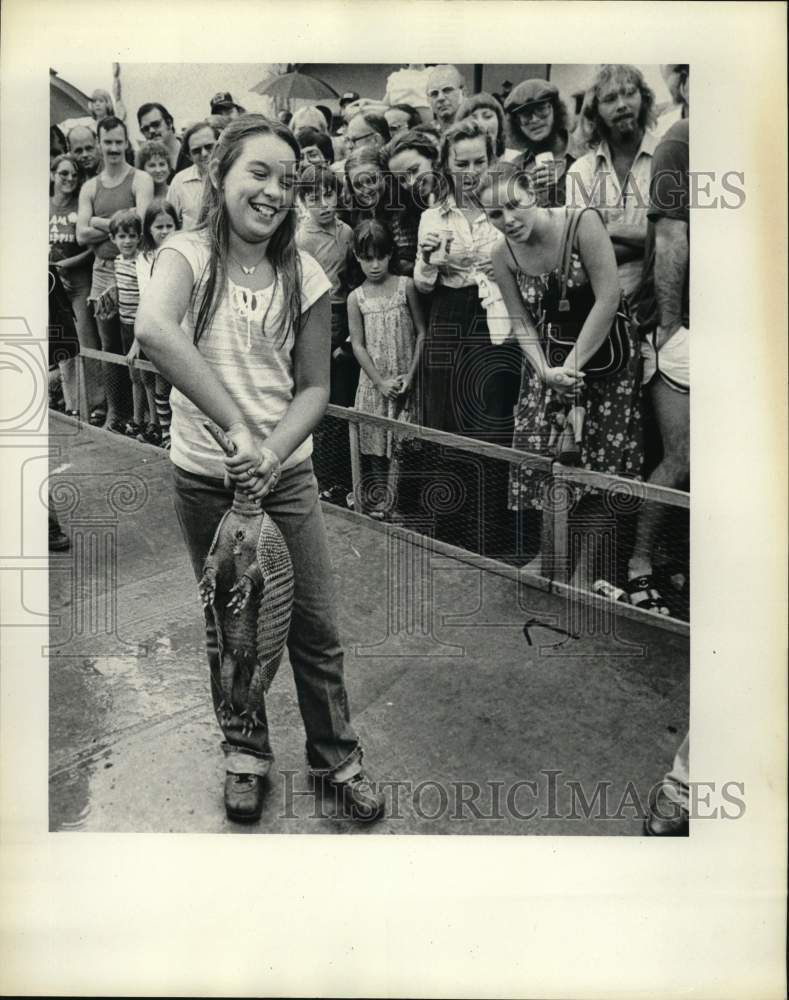 1978 Press Photo Child carries Armadillo upside-down - hps08556- Historic Images