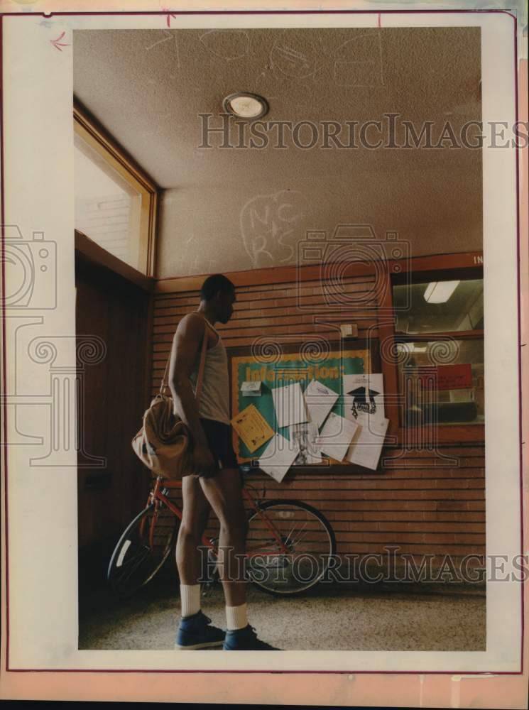 1987 Press Photo Charles Marris with Bulletin Board at Hermann Recreation Center- Historic Images