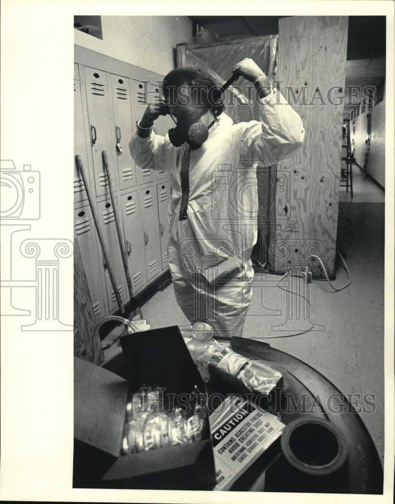 1983 Press Photo Ron Amonds at Douglass Elementary School Asbestos Removal- Historic Images