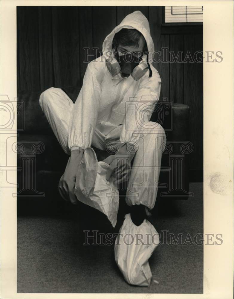 1984 Press Photo Richard Martin of Asbestos Workers Union in Protective Suit- Historic Images