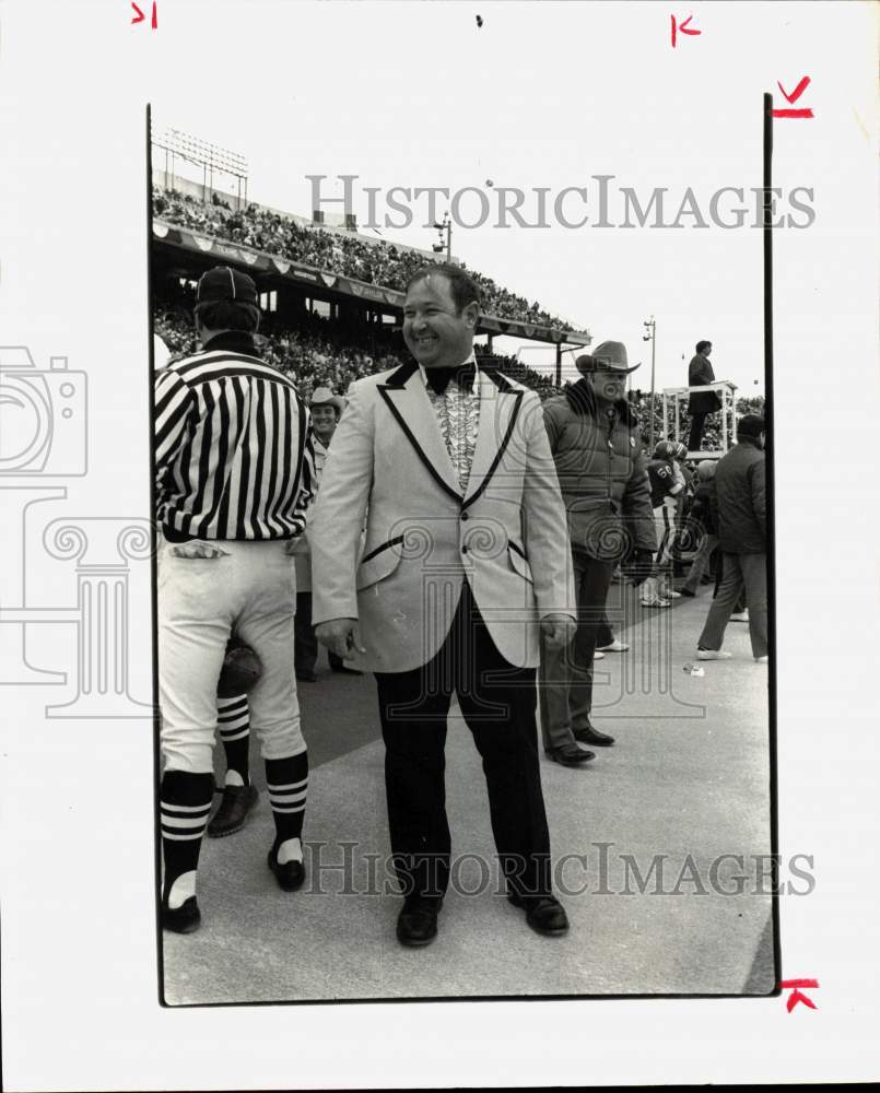 1977 Press Photo University of Houston Manager Jack Littlefield at Cotton Bowl- Historic Images