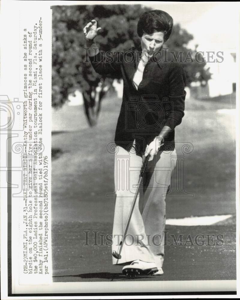 1976 Press Photo Golfer Kathy Whitworth Makes Birdie at LPGA Tournament, Miami- Historic Images