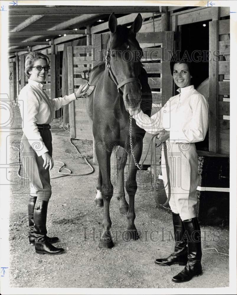 1965 Press Photo Kay Christie Walker and Mrs. Max Stettner, Pin Oak Horse Show- Historic Images