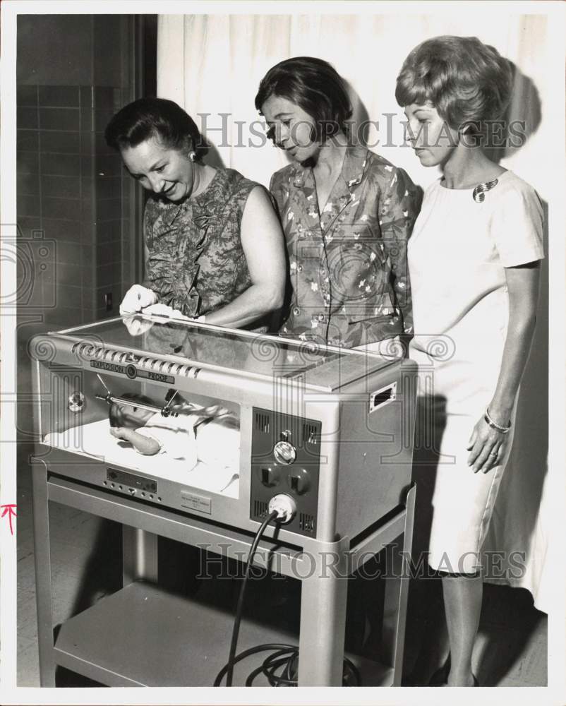 1965 Press Photo Mrs. Percy Arthur, fellow Clipt Wings members view incubator.- Historic Images