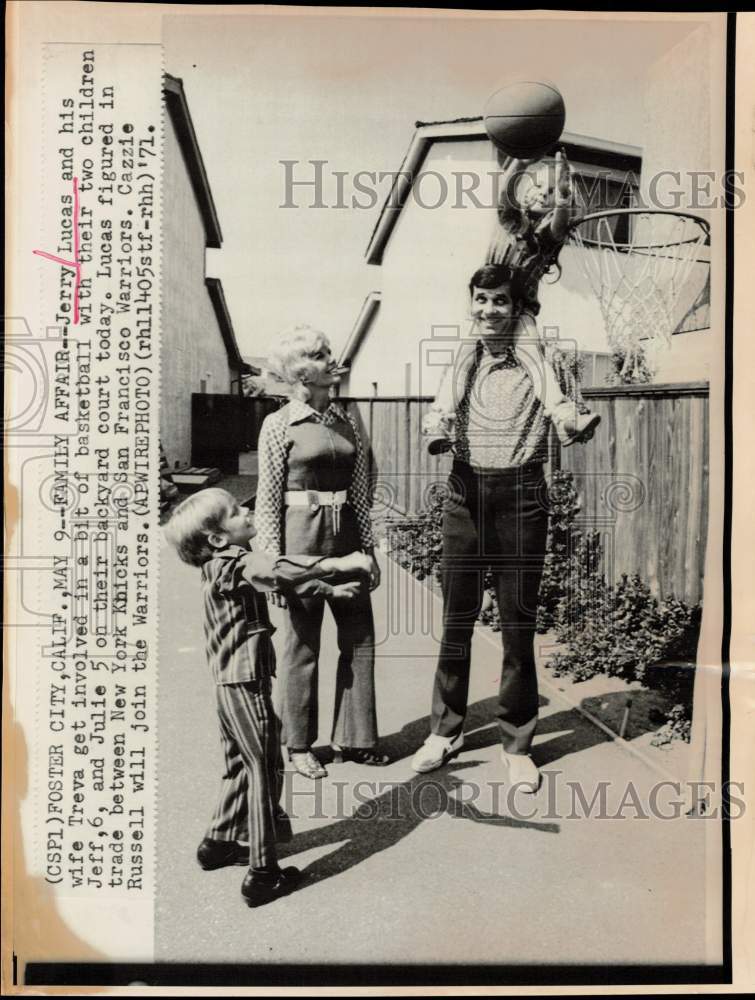 1971 Press Photo Jerry Lucas and family enjoy backyard basketball in California- Historic Images