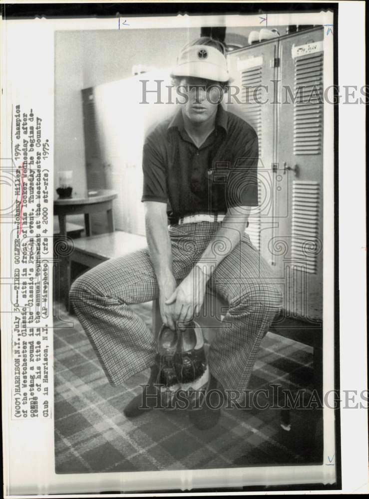 1975 Press Photo Golfer Johnny Miller at his Westchester Country Club locker- Historic Images