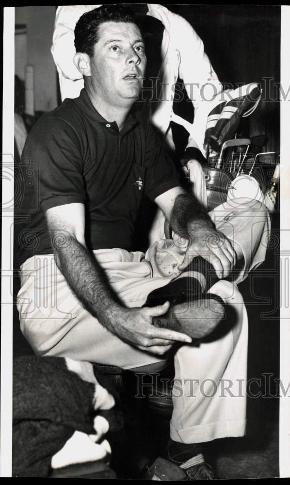 1956 Press Photo Golfer Cory Middlecoff removes a shoe - hps09746- Historic Images