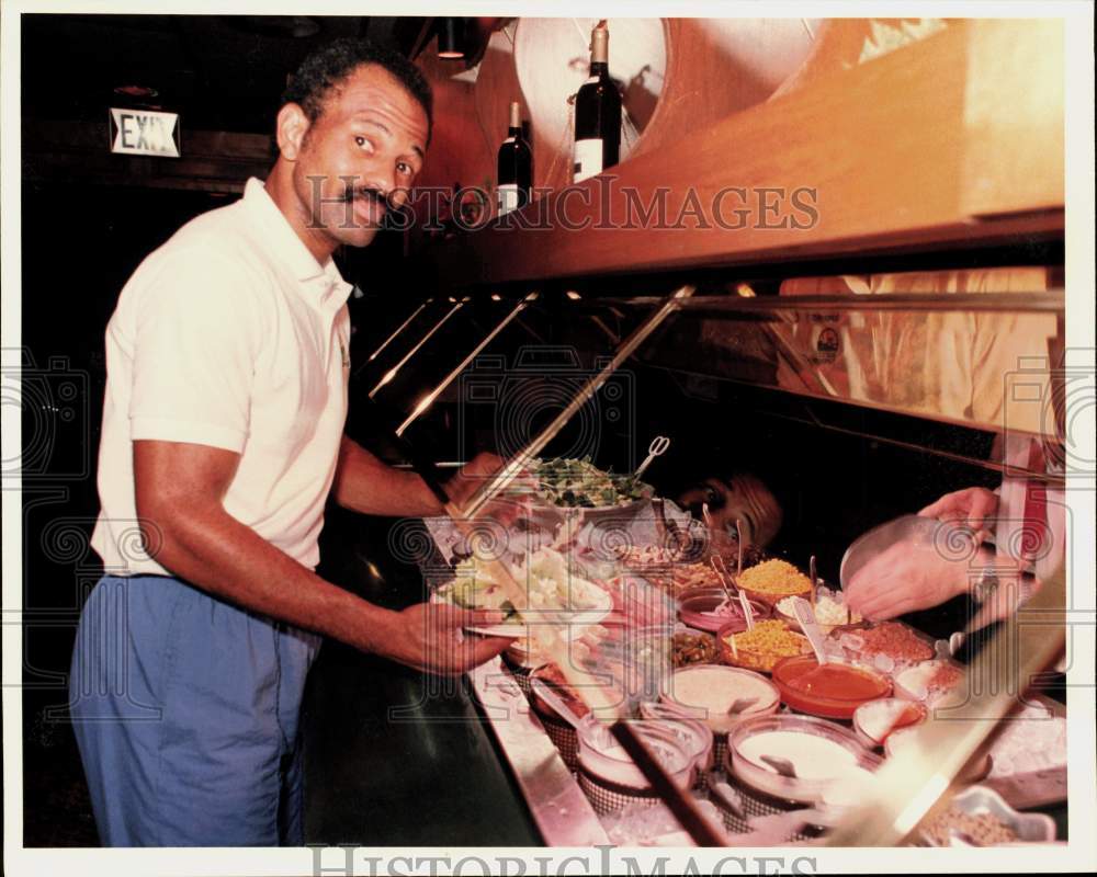 1988 Press Photo Former Rockets player John Lucas serves food from buffet line.- Historic Images