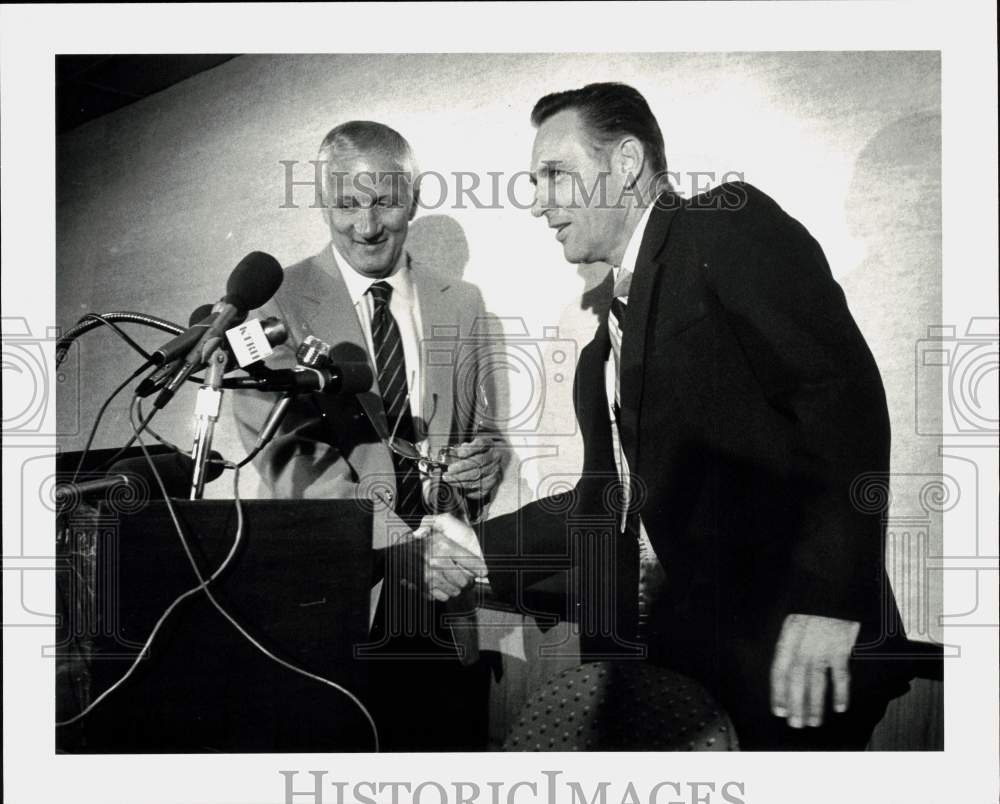 1982 Press Photo Al Rosen congratulates Bob Lillis at baseball press conference- Historic Images