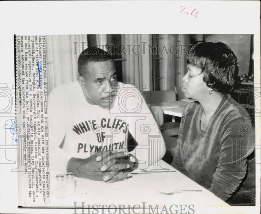 1964 Press Photo Boxer Sonny Liston and wife confer in Plymouth, Massachusetts.- Historic Images