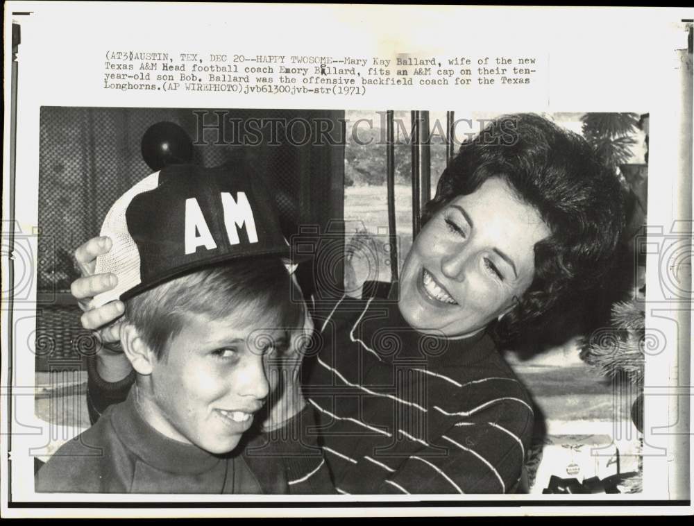 1971 Press Photo Mary Kay Ballard fits Texas A&amp;M cap on son Bob&#39;s head in Austin- Historic Images