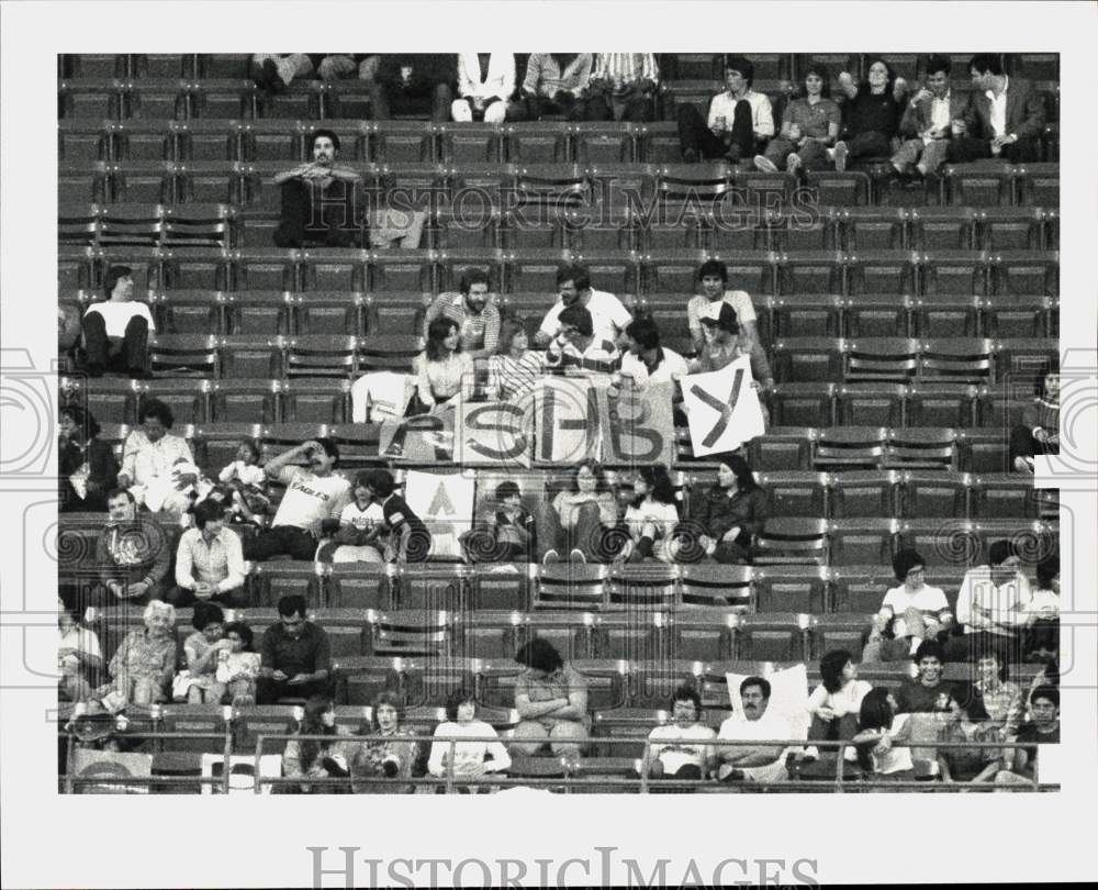 1983 Press Photo Fans with Alan Ashby, Houston Astros Baseball Player Sign- Historic Images