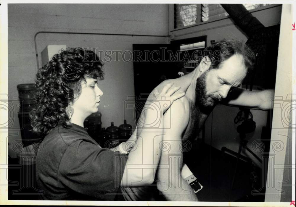 1990 Press Photo West Palm Beach Tropics Baseball Player Toby Harrah and Trainer- Historic Images