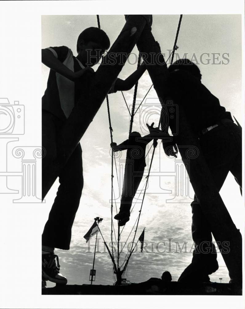 1979 Press Photo Boy Scouts traverse Troop 7&#39;s suspension bridge in Houston.- Historic Images