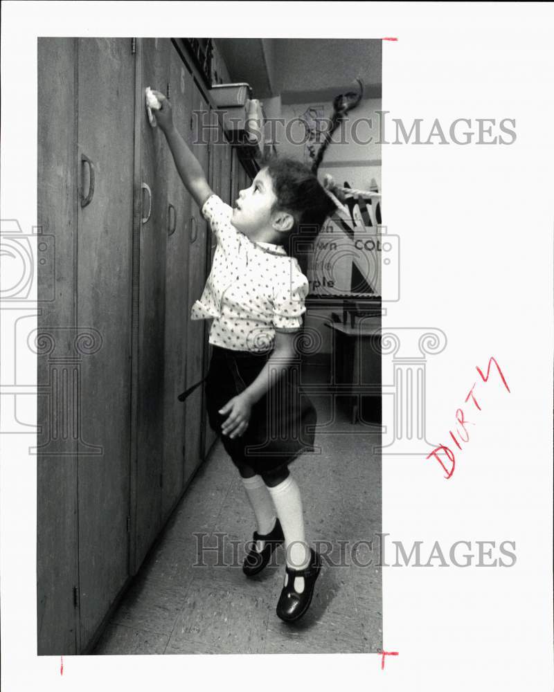 1982 Press Photo Yvette Campbell cleans Cabinets, North Shore Elementary School- Historic Images