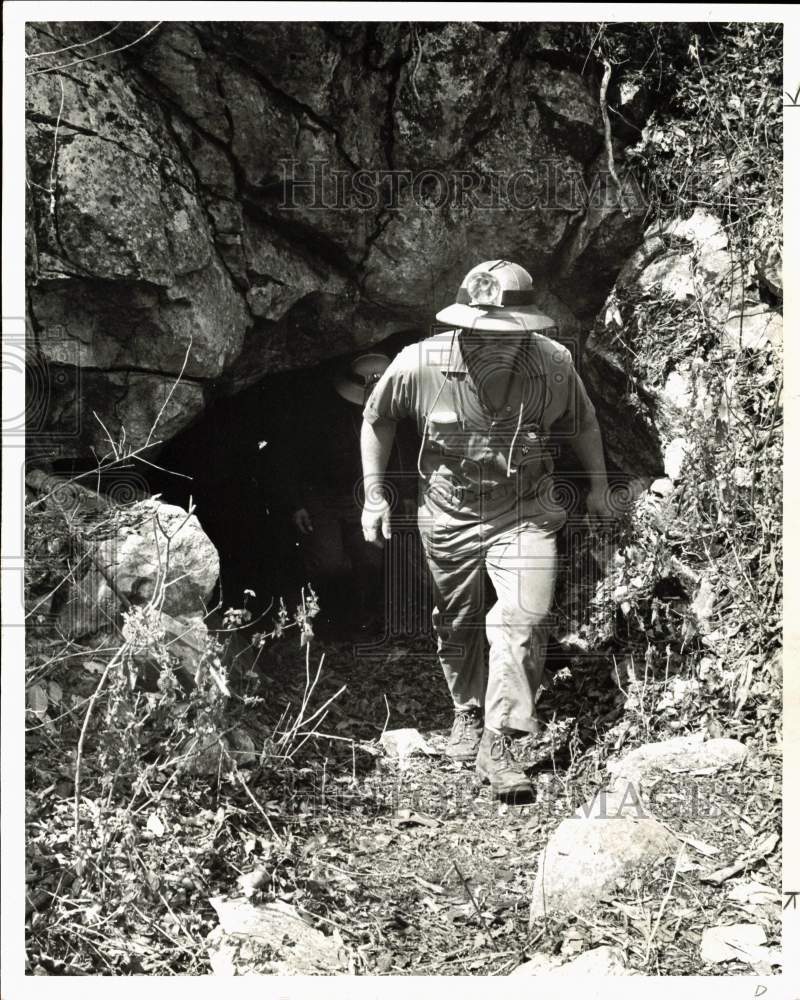 1971 Press Photo Robert Dooley emerges from the entrance of the Bat Cave- Historic Images