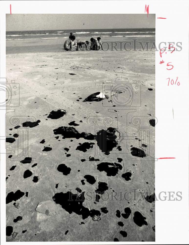 1985 Press Photo Beachgoers on Surfside Beach make Sandcastles near Tarballs- Historic Images