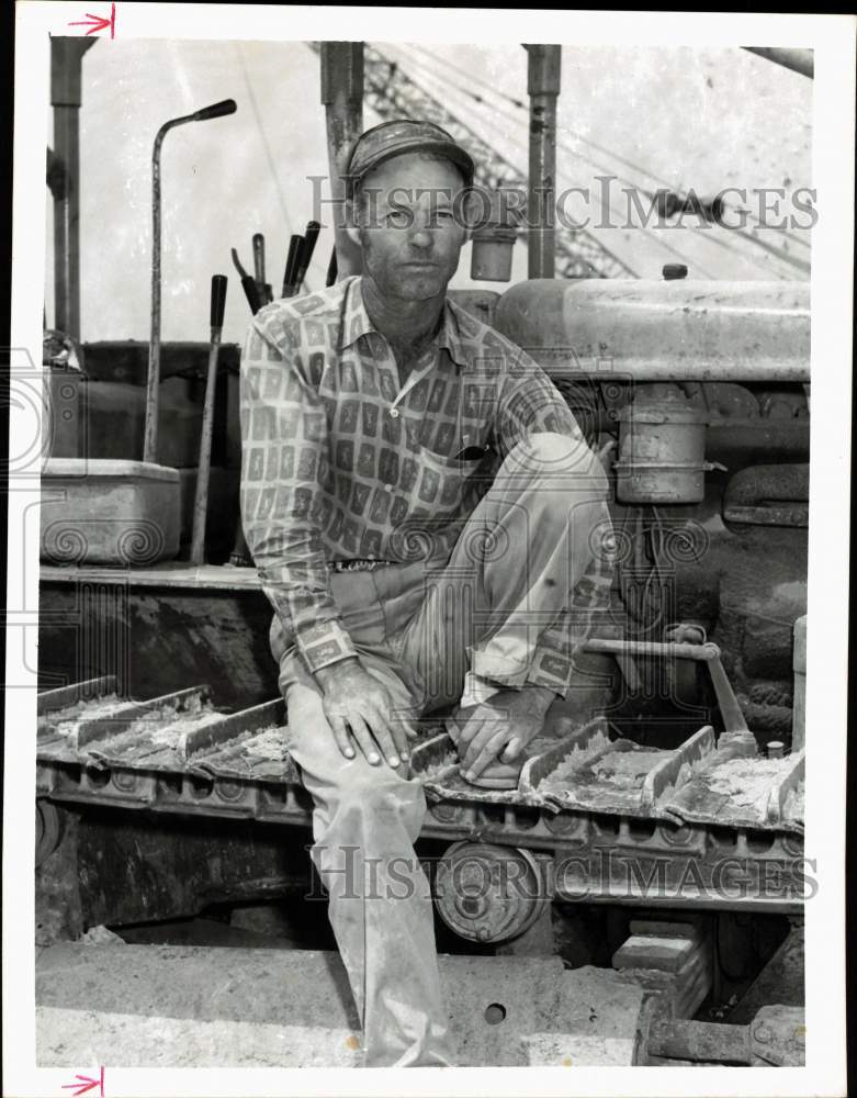 1963 Press Photo Bulldozer driver Ruben Winters who found Port of Houston graves- Historic Images