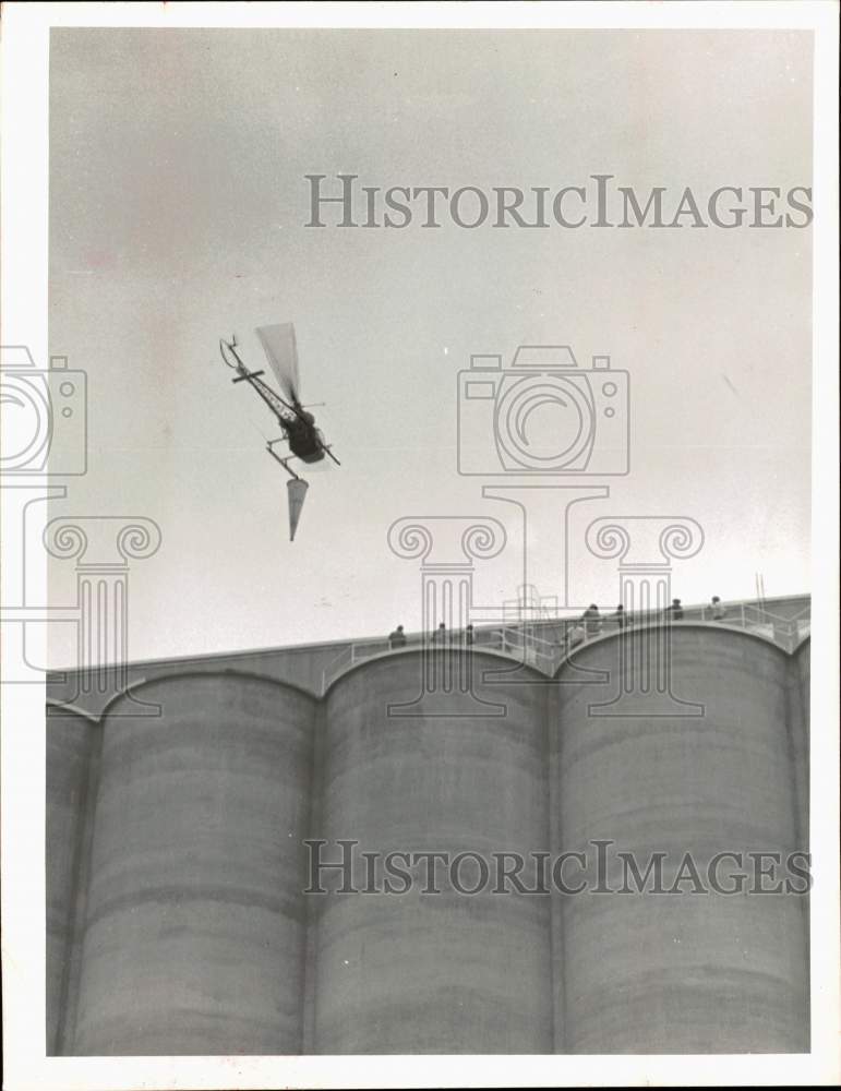 1963 Press Photo Helicopter flies over manned containers at Port of Beaumont- Historic Images