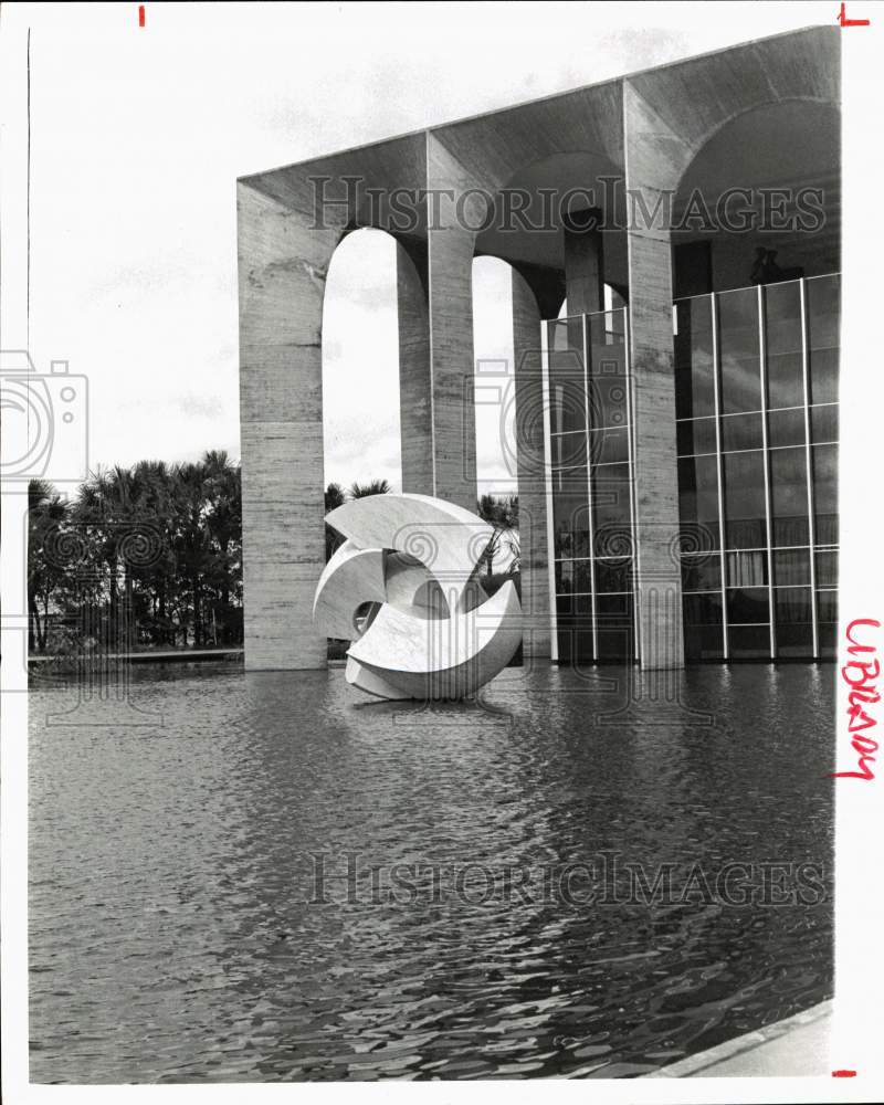 1977 Press Photo Sculpture located in flooded Brasilia, Brazil. - hps10308- Historic Images