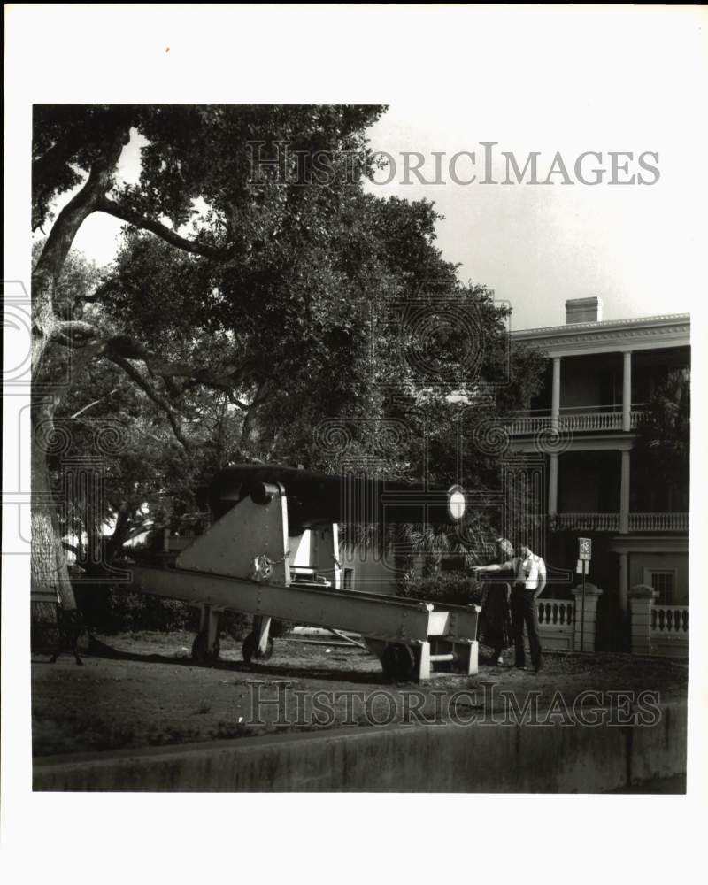 Press Photo Visitors view ancient gallows at Battery &amp; White Point Gardens, SC- Historic Images