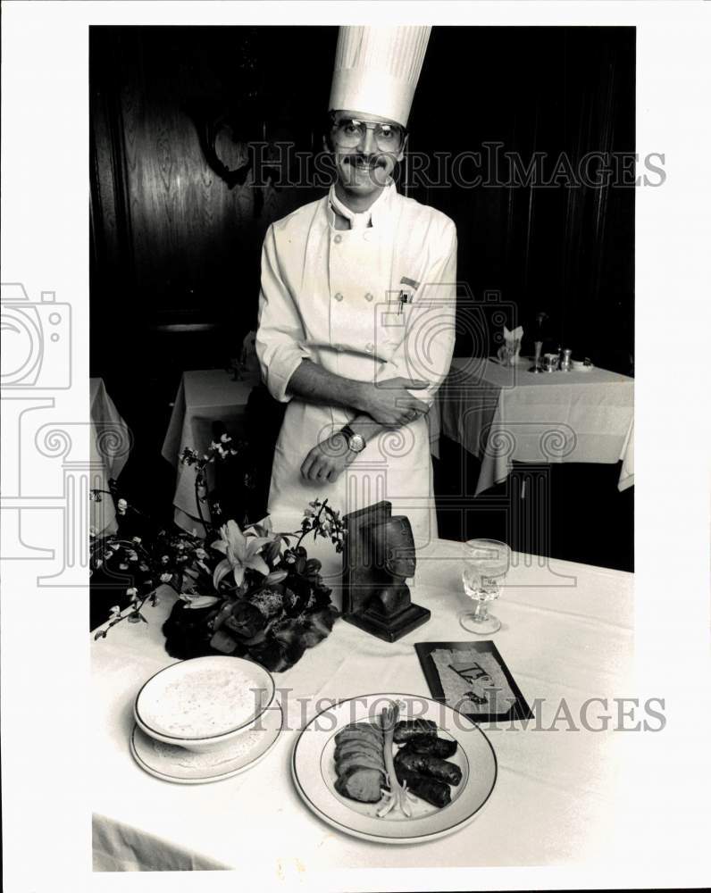 1984 Press Photo Warwick executive chef Tim Wood with meal - hps10395- Historic Images