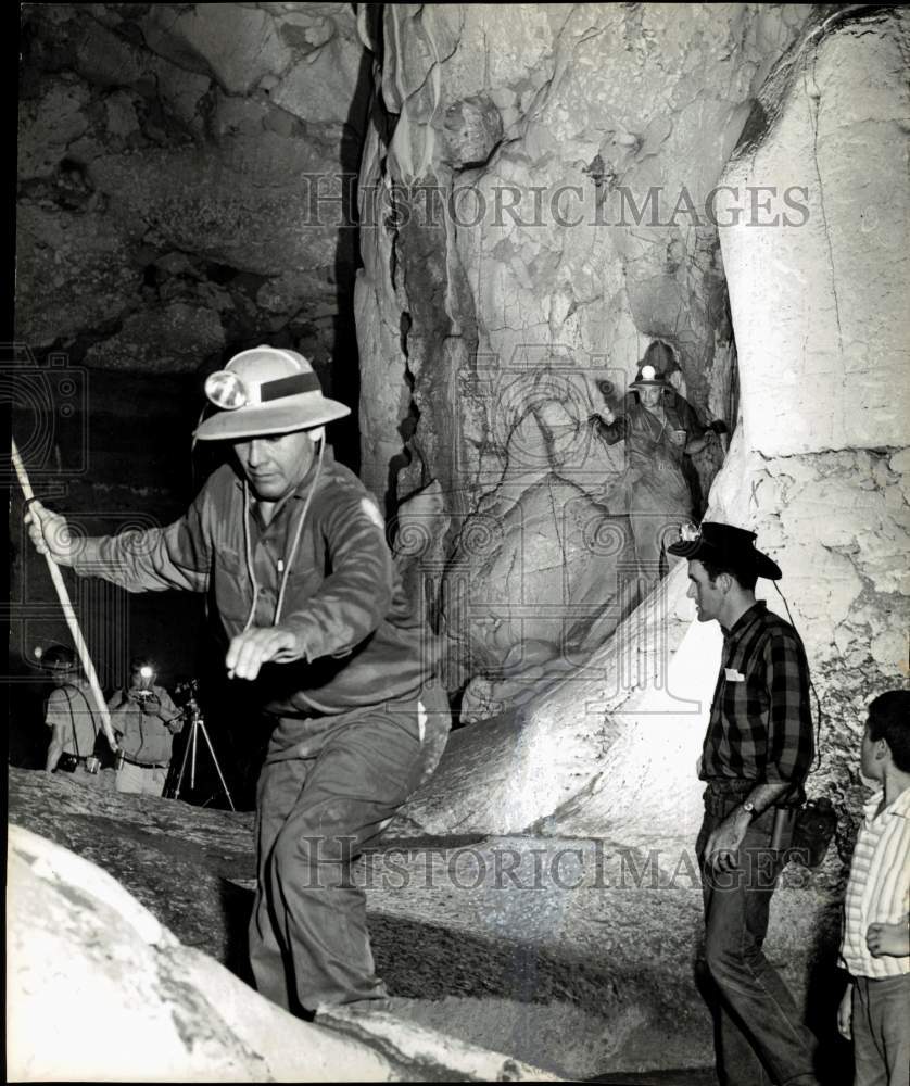 1971 Press Photo Tom Dieckow, Charles Hoessle and Crew in Bat Cave - hps10446- Historic Images