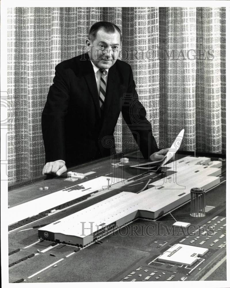 1968 Press Photo Arthur V. Wiebel of U.S. Steel, with Texas Works Plate Mill- Historic Images