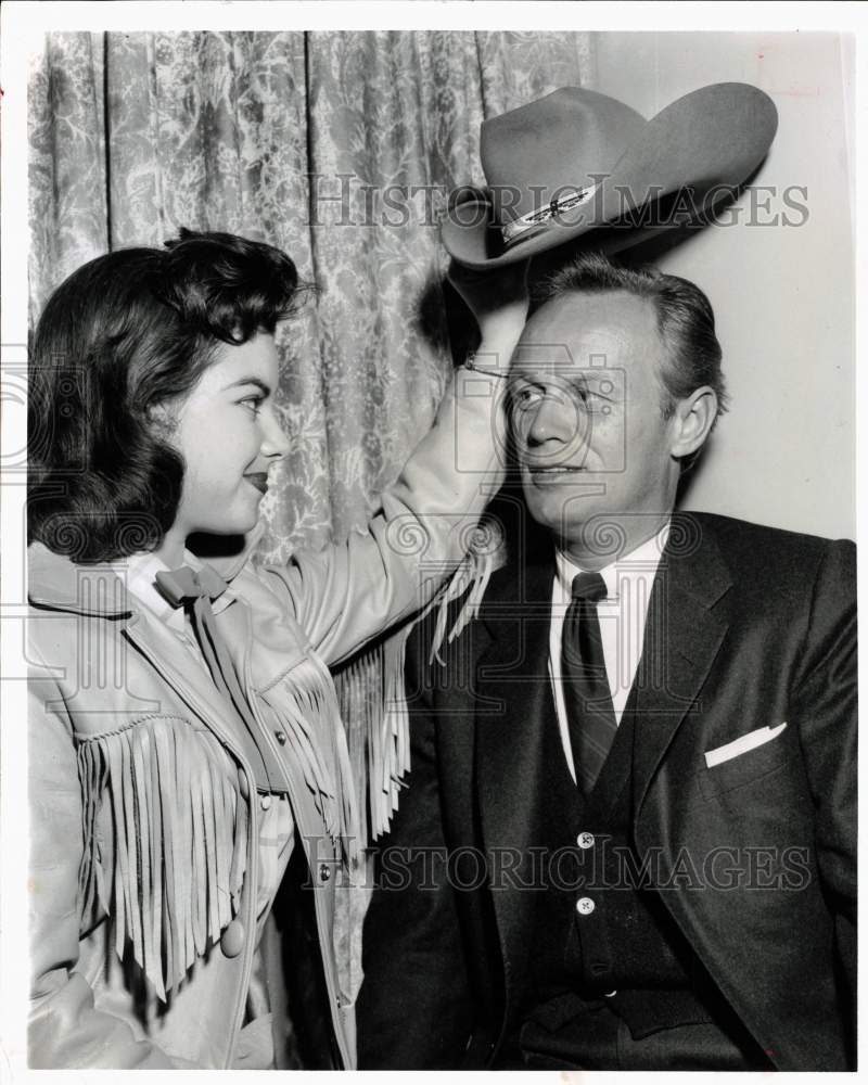 1956 Press Photo Actor Richard Widmark and Jan Ellis from University of Houston- Historic Images