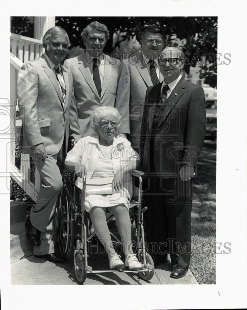 1981 Press Photo Businessman Harold Wiesenthal poses with Jack Forman and Group- Historic Images