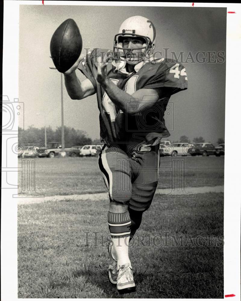 1984 Press Photo High School football player Greg Moore catches the football.- Historic Images