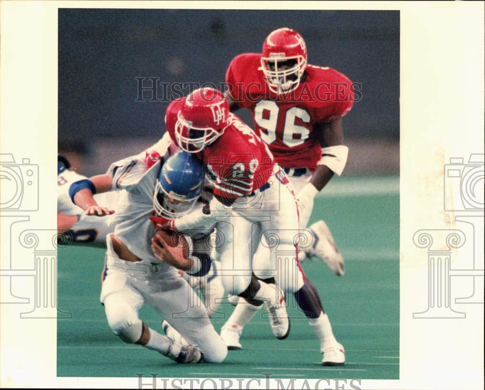 1988 Press Photo Alton Montgomery sacks quarterback in Cougars vs. Tulsa game.- Historic Images