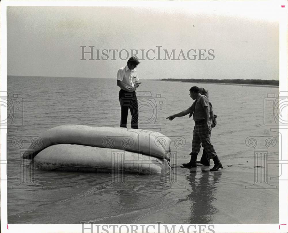 1975 Press Photo Smith atop sandbags at Gulf Marsh Site in Bolivar Peninsula- Historic Images