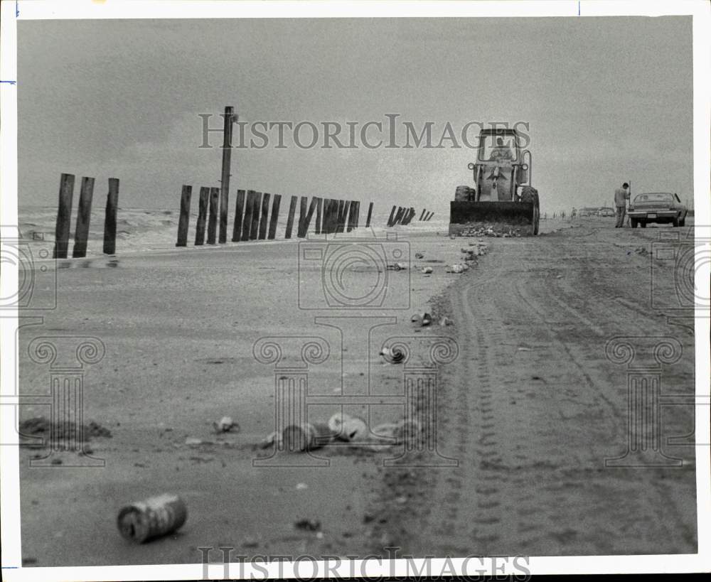 1970 Press Photo Tractor cleans up West Beach in Galveston, Texas - hps11072- Historic Images