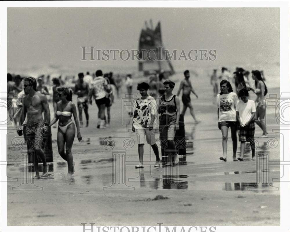 1987 Press Photo Visitors to Corpus Christi Beach in Texas - hps11073- Historic Images