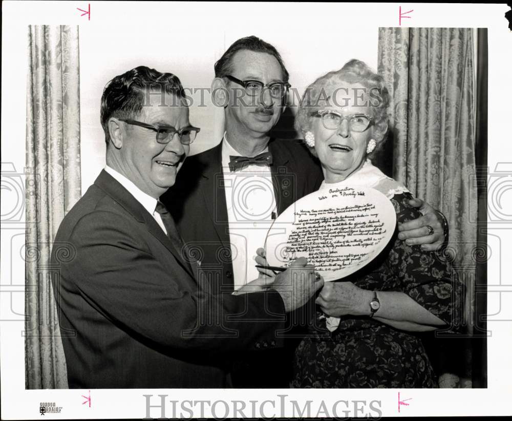 1964 Press Photo Mayor Louie Welch writes on dinner plate as officials watch.- Historic Images