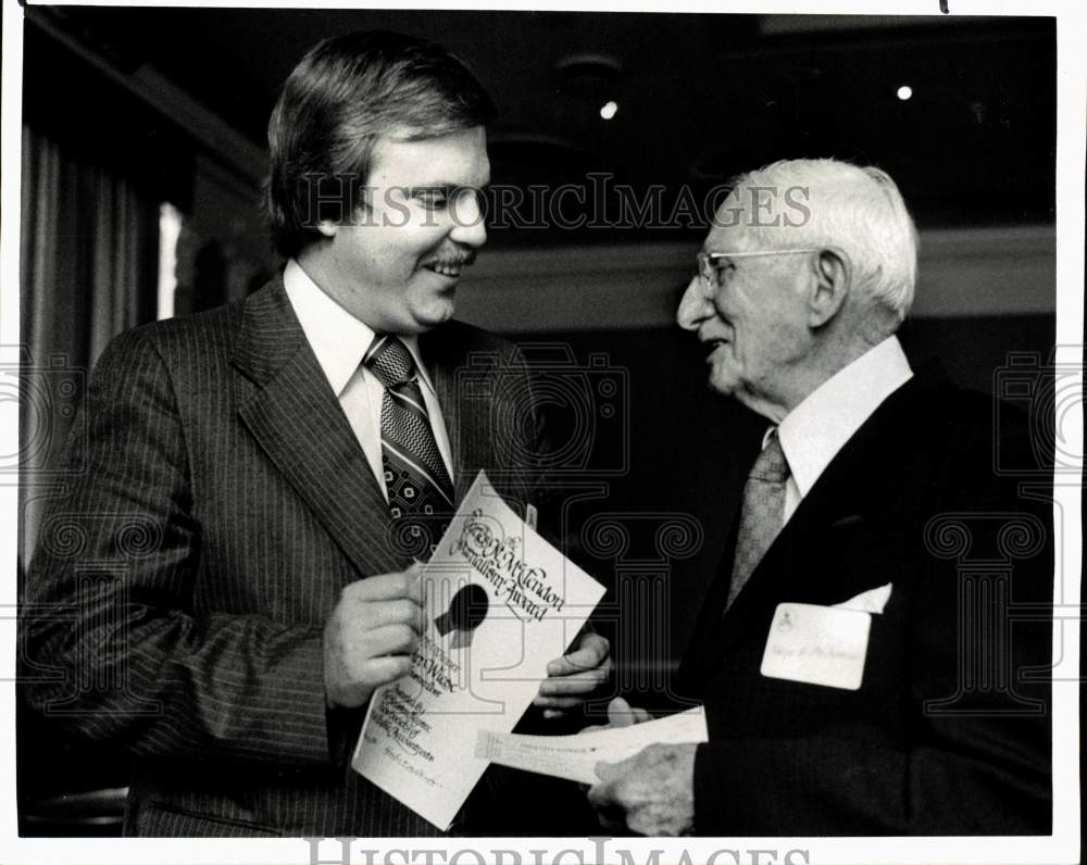 1976 Press Photo Houston Post Reporter Art Wiese receives award from McClendon- Historic Images