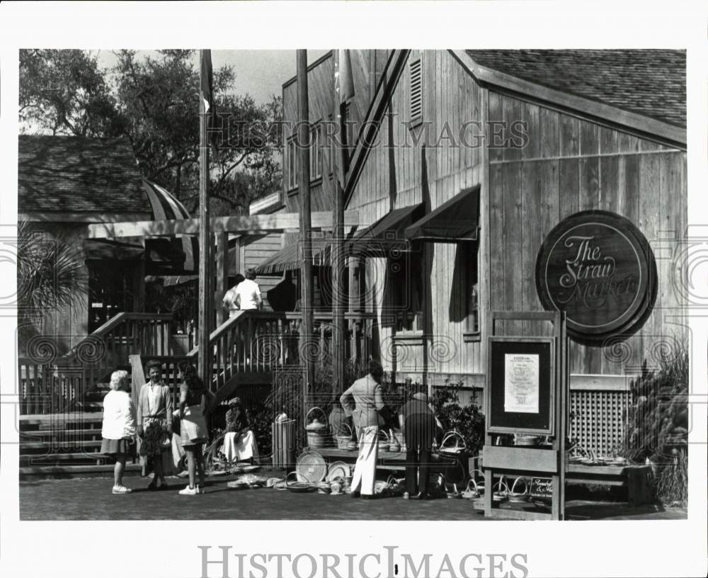 Press Photo Visitors at The Straw Market, Kiawah's Open-Air Shopping Facility- Historic Images