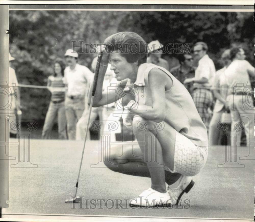 1975 Press Photo Golfer Kathy Whitworth lines up putt at Pine Ridge - hps11223- Historic Images