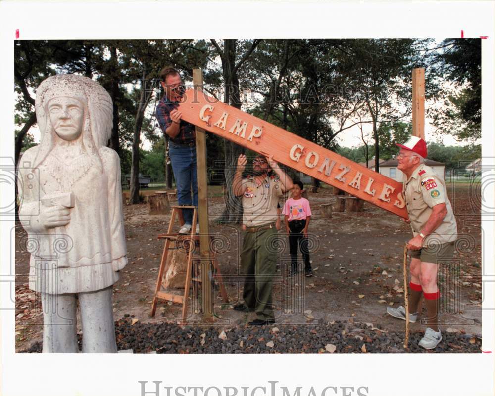 1990 Press Photo Boy Scouts from Troop 544 take down Camp Gonzales Sign- Historic Images