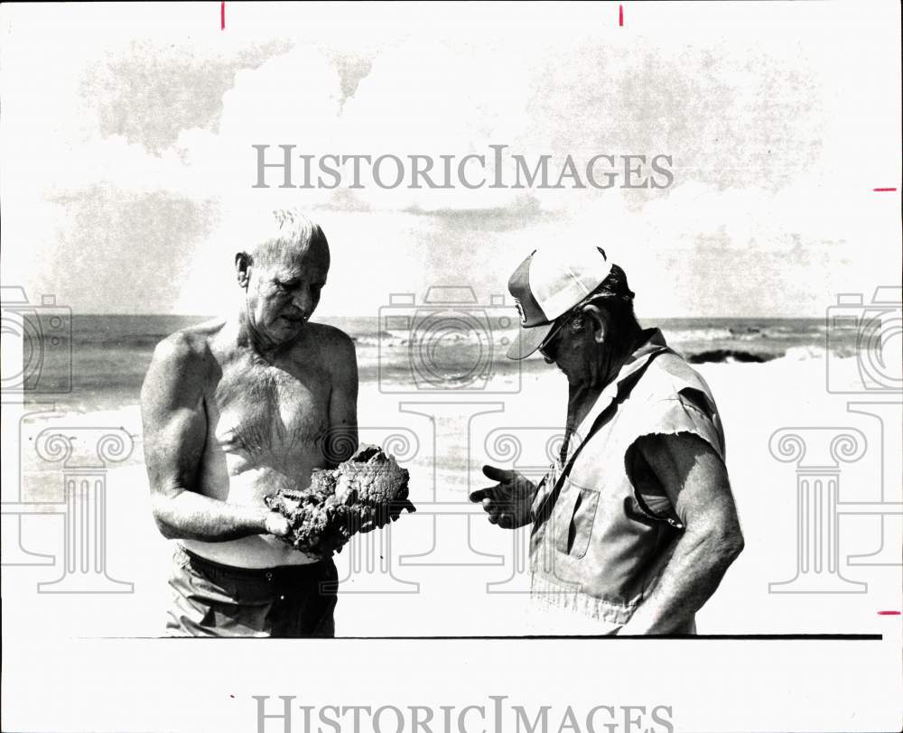 1976 Press Photo Smith and Land examine mud on a Texas beach - hps11326- Historic Images