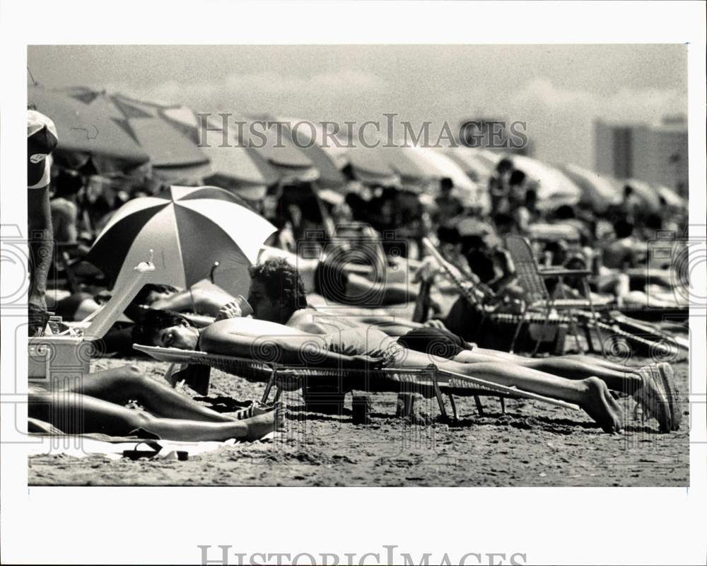 1984 Press Photo Beach visitors soak up sun in Texas - hps11334- Historic Images