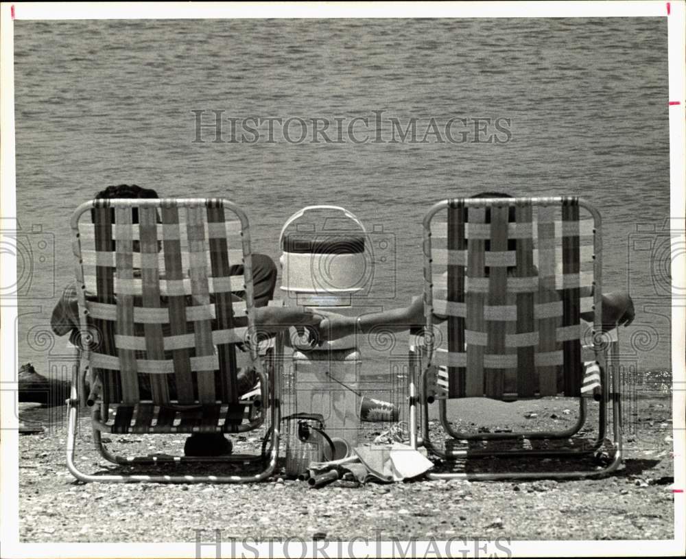 1972 Press Photo A couple lounges on the San Jacinto River in Texas - hps11335- Historic Images